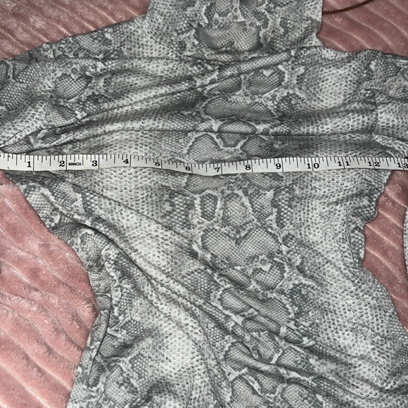 BCBGMAXAZRIA Snake Skin print. Turtleneck, Long Sleeve size XS in EUC. - Picture 14 of 17
